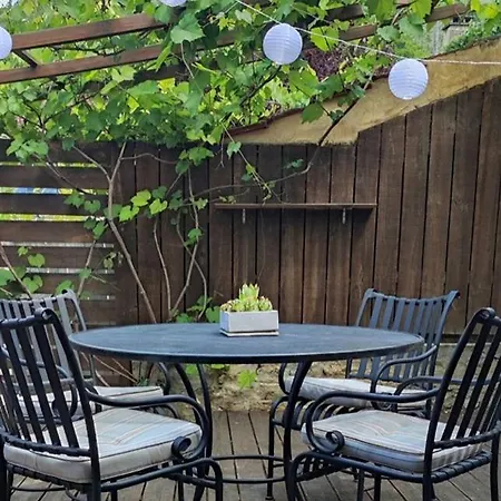 Esparoutis Nyaraló *