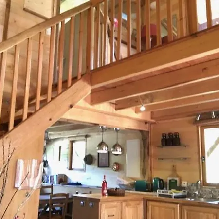 Esparoutis Nyaraló *