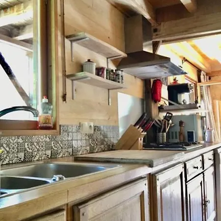 Esparoutis Nyaraló *